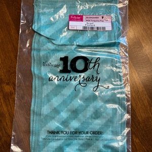 NWT Thirty One Scarf in Turquoise Pop